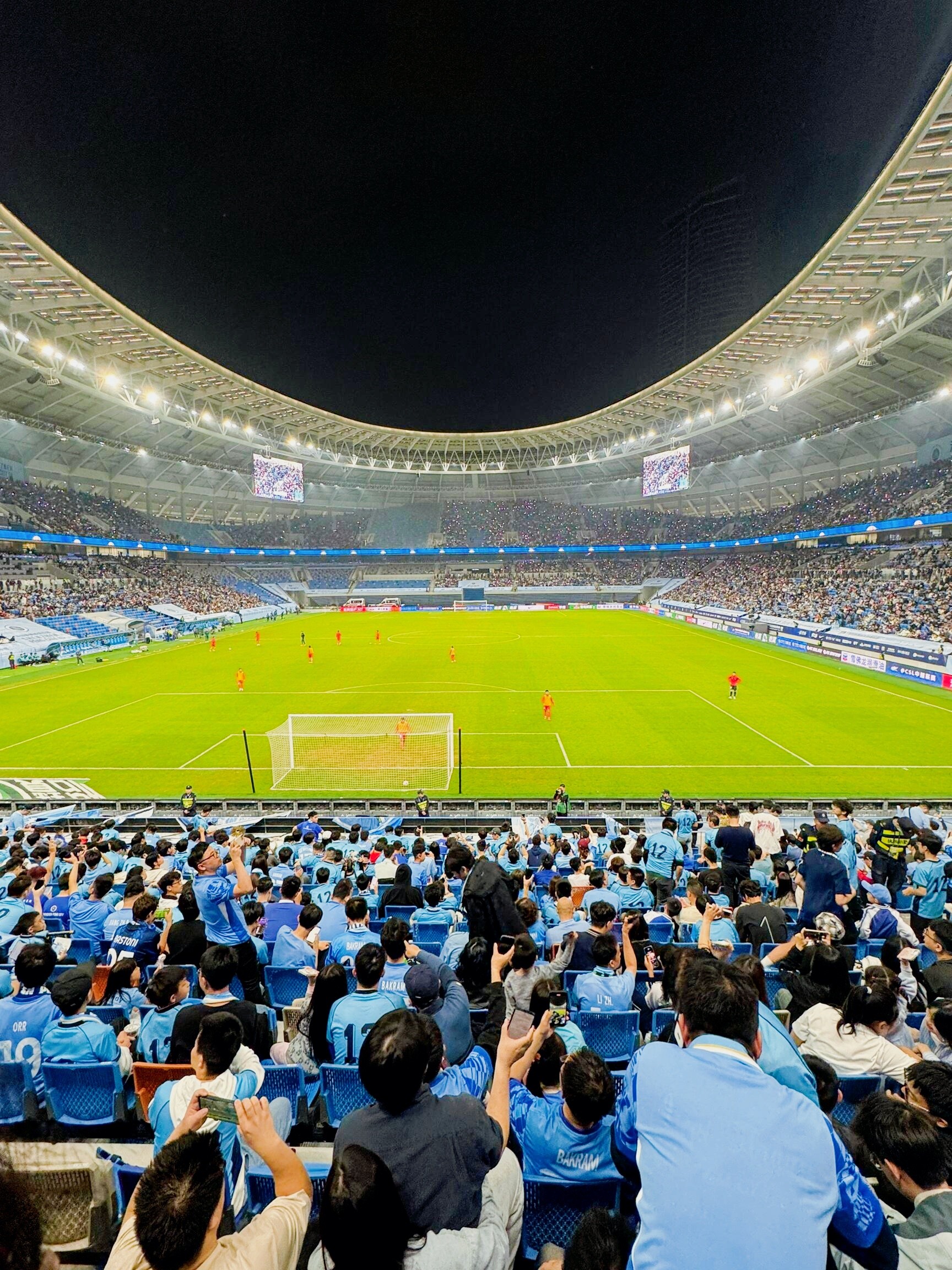 关于布鲁克林篮网训练开放日，冲刺阶段再遭质疑引欢呼，中超在即，更衣室氛围转暖的信息