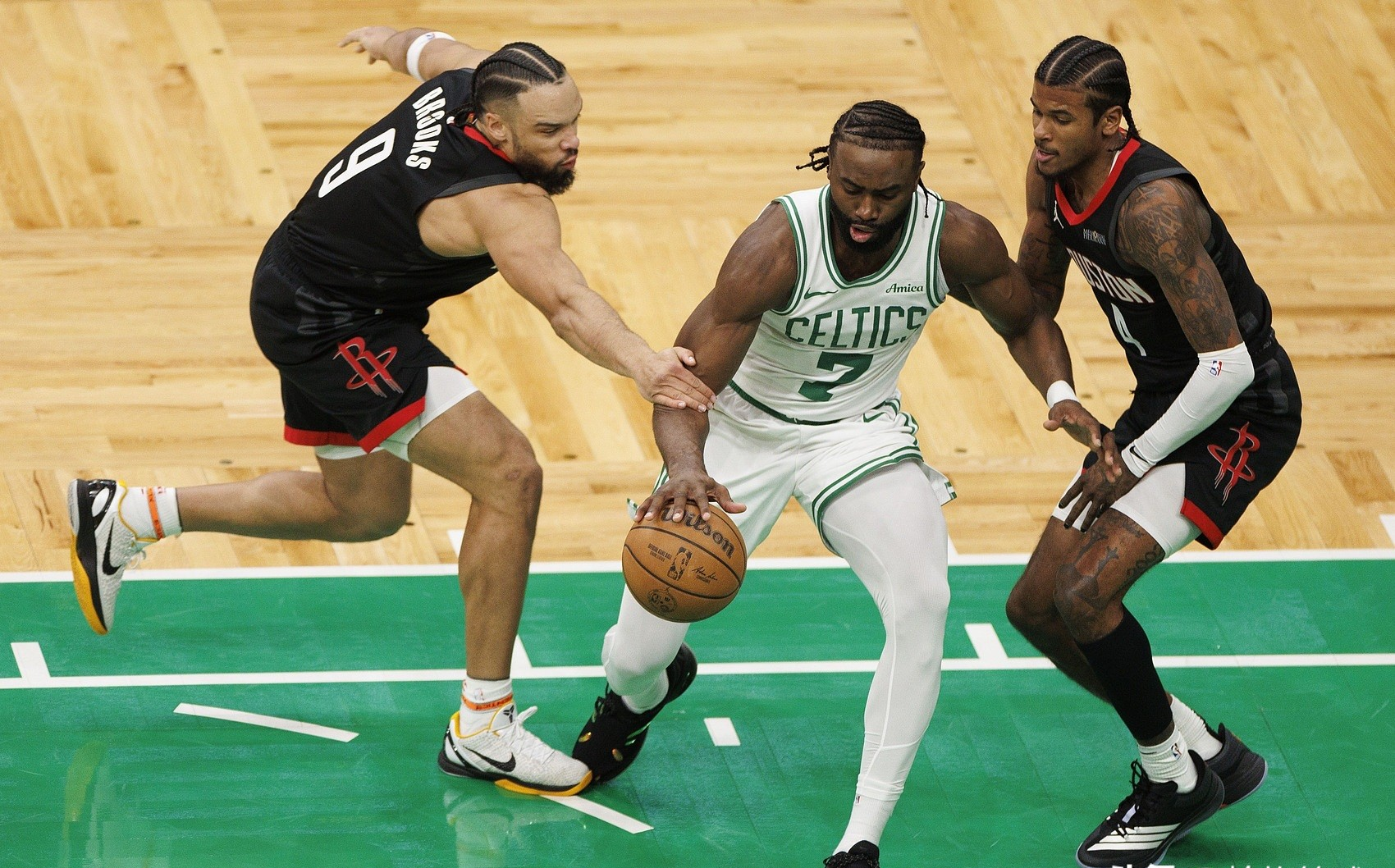 关于布鲁克林篮网训练开放日，冲刺阶段再遭质疑引欢呼，中超在即，更衣室氛围转暖的信息